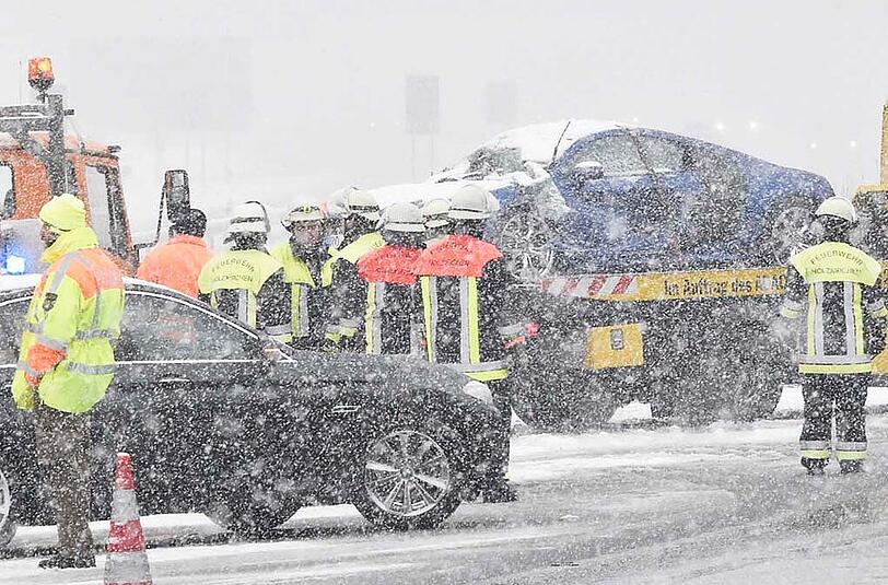 Bilder vom Verkehrsunfall auf der A8 bei Holzkirchen: Ein Audi R8 knallte in die Mittelleitplanke der Autobahn, nachdem der Fahrer die Kontrolle über den Sportwagen verloren hatte.