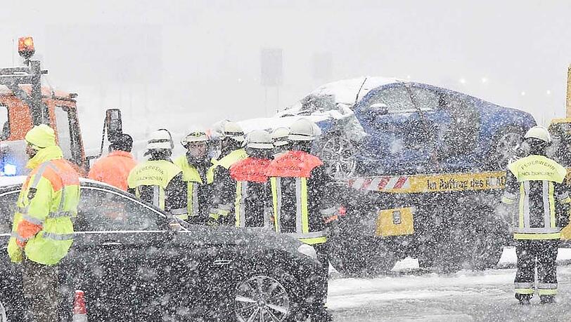 Bilder vom Verkehrsunfall auf der A8 bei Holzkirchen: Ein Audi R8 knallte in die Mittelleitplanke der Autobahn, nachdem der Fahrer die Kontrolle über den Sportwagen verloren hatte. Bilder vom Verkehrsunfall auf der A8 bei Holzkirchen: Ein Audi R8 knallte in die Mittelleitplanke der Autobahn, nachdem der Fahrer die Kontrolle über den Sportwagen verloren hatte.