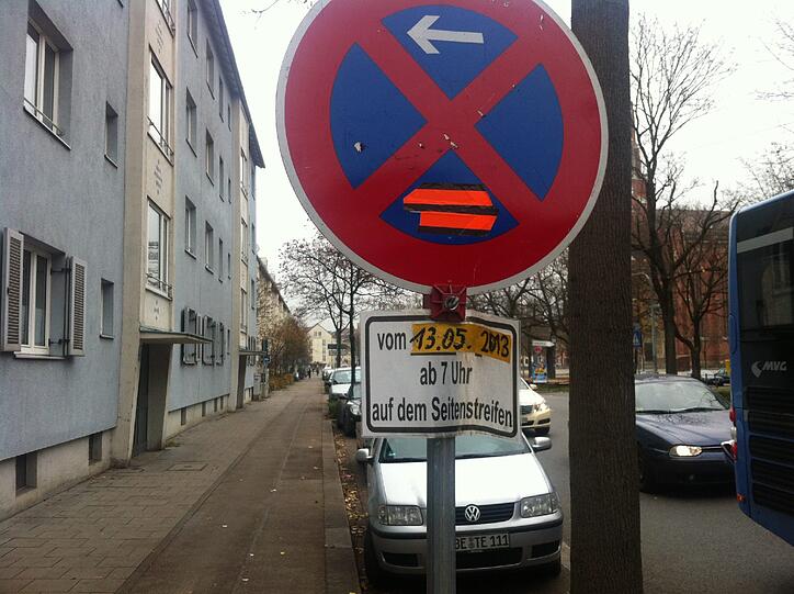 Wohl seit Mai steht das Haltverbotsschild an dieser Stelle - die Autos parken längst wieder dort.