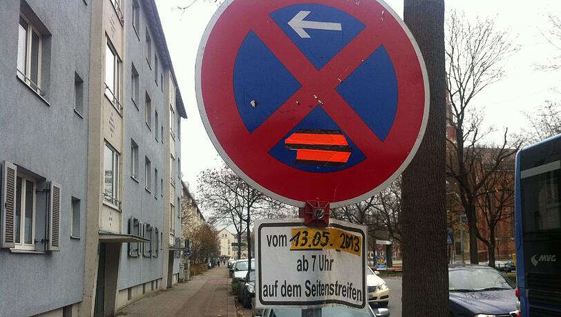 Wohl seit Mai steht das Haltverbotsschild an dieser Stelle - die Autos parken längst wieder dort.