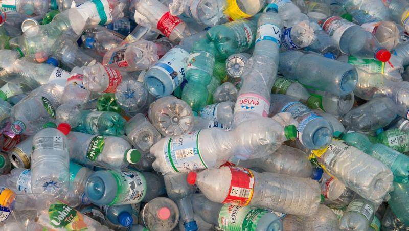 Viele Einwegflaschen aus Plastik liegen auf einem Haufen. Viele Einwegflaschen aus Plastik liegen auf einem Haufen.