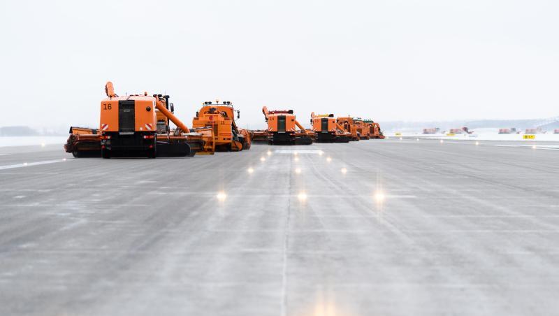 Zahlreiche versetzt fahrende Räumfahrzeuge mit Schneeschaufeln befreien die Startbahn am Flughafen vom Schnee. Foto: Matthias Balk/Archiv Zahlreiche versetzt fahrende Räumfahrzeuge mit Schneeschaufeln befreien die Startbahn am Flughafen vom Schnee. Foto: Matthias Balk/Archiv