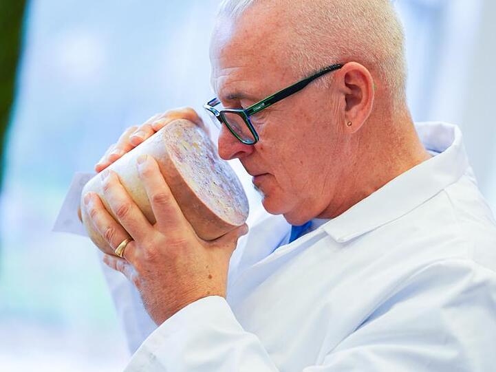 Juror Hans Fick riecht an einem Saumagen.