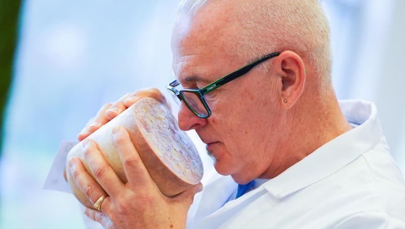 Juror Hans Fick riecht an einem Saumagen. Juror Hans Fick riecht an einem Saumagen.