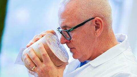 Juror Hans Fick riecht an einem Saumagen.