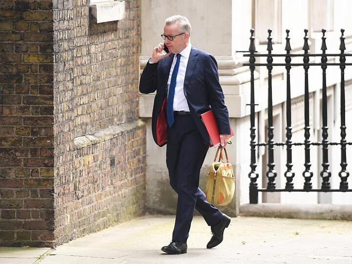 Michael Gove hält sich nach seiner Drogenbeichte wacker - 41 Tory-Abgeordnete stimmten für den Umweltminister.