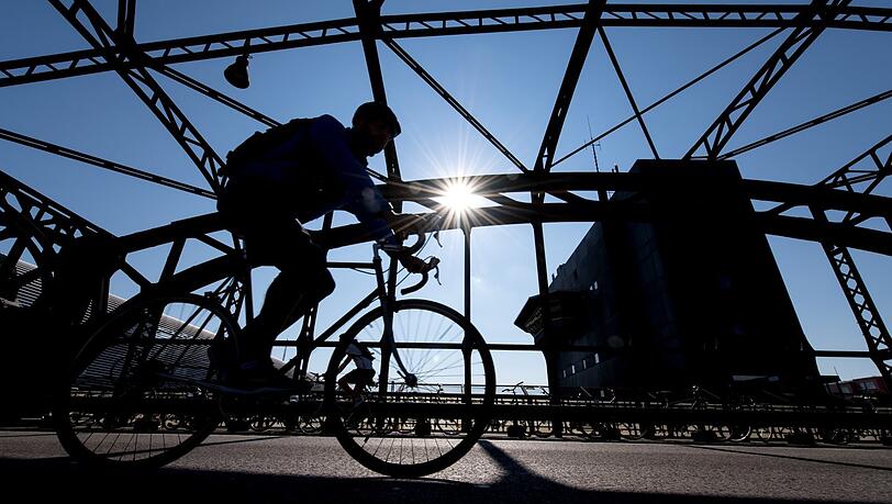Auf der Hackerbrücke sieht man oft Radler - obwohl es dort keinen Radweg gibt.