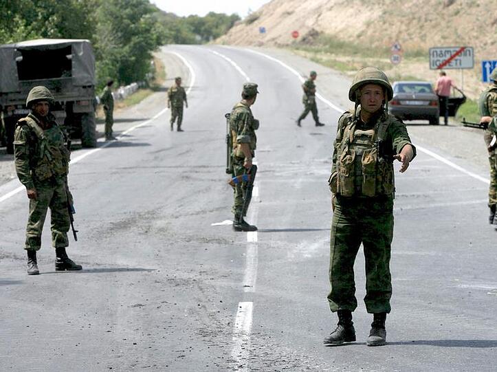 Russische Truppen blockieren eine Straße in Georgien.