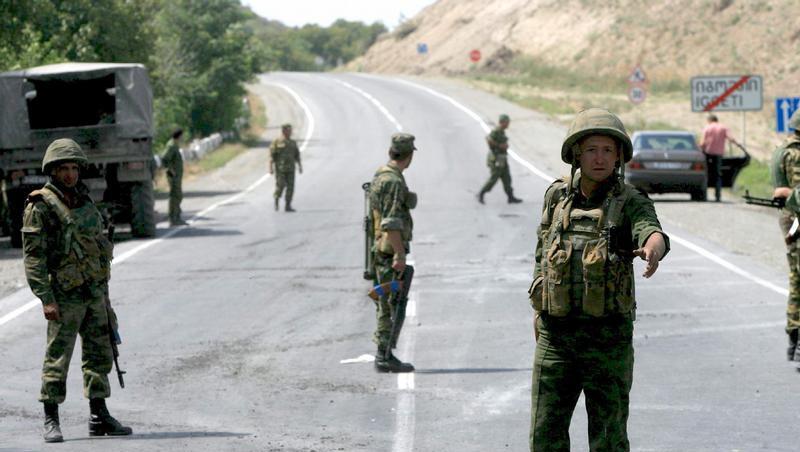 Russische Truppen blockieren eine Straße in Georgien. Russische Truppen blockieren eine Straße in Georgien.
