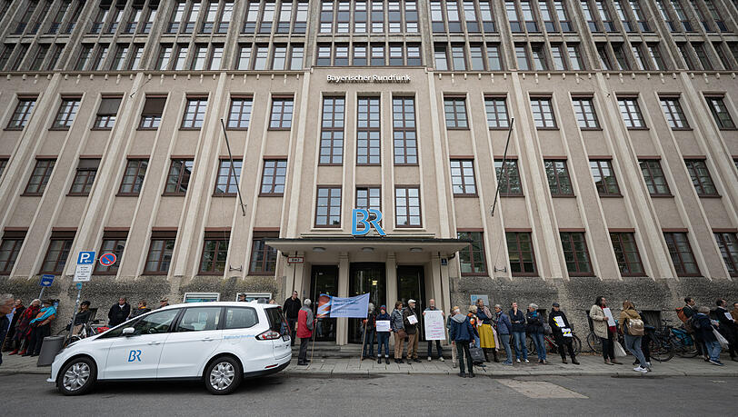 Demonstranten vor dem Hauptgebäude des Bayerischen Rundfunks.