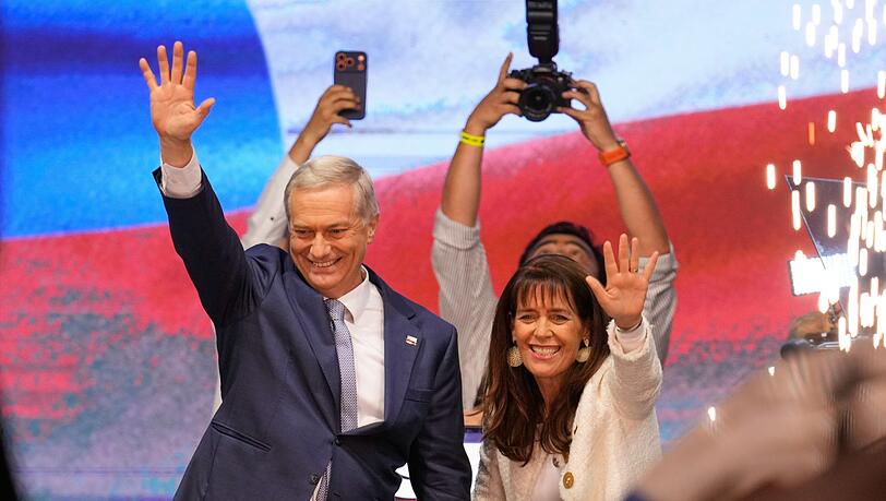 Der deutschstämmige Rechtspolitiker José Antonio Kast hat die Stichwahl für sich entschieden. Der deutschstämmige Rechtspolitiker José Antonio Kast hat die Stichwahl für sich entschieden.