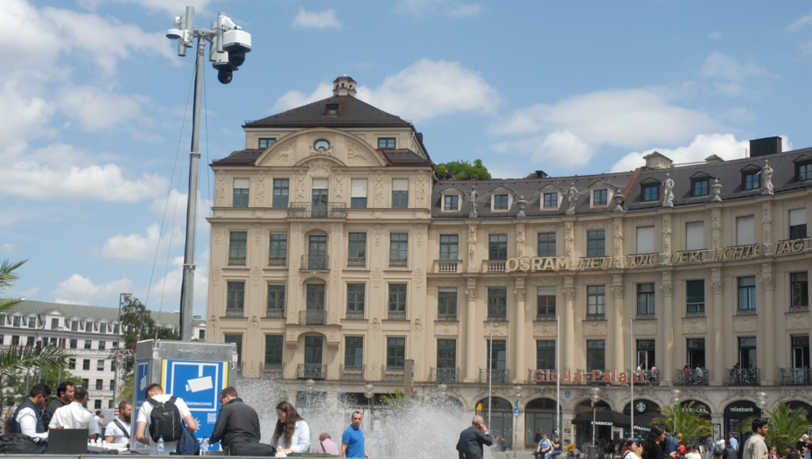 Vor einem Jahr installierte die Polizei diesen Überwachungsturm am Stachus. Vor einem Jahr installierte die Polizei diesen Überwachungsturm am Stachus.