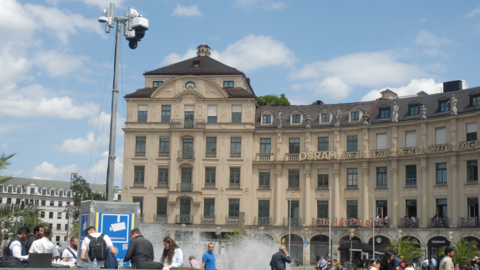 Vor einem Jahr installierte die Polizei diesen &Uuml;berwachungsturm am Stachus.