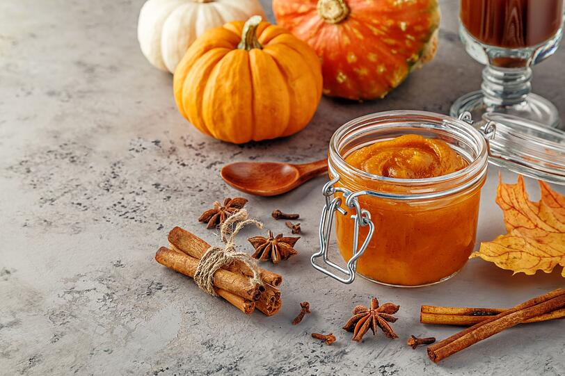 K&uuml;rbis-P&uuml;ree k&ouml;nnen Sie vielseitig verwenden - nicht nur f&uuml;r Pumpkin Spice Latte, sondern auch als Grundlage f&uuml;r Suppe oder Kuchen. Au&szlig;erdem k&ouml;nnen Sie s portionsweise einfrieren. So haben Sie immer etwas parat und der Latte ist Abends schnell gemacht. Das P&uuml;ree gelingt ganz einfach im Topf, im Ofen oder in der Mikrowelle.