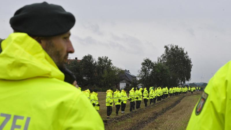 Die Polizi durchsucht Gebiete rund um Grefrath Die Polizi durchsucht Gebiete rund um Grefrath