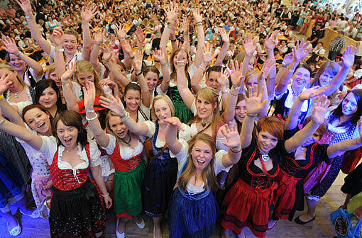 So sieht wohl der Himmel der (männlichen) Bayern aus: 1076 Frauen im Dirndl feiern auf dem Straubinger Gäubodenfest