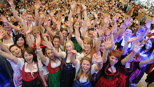 So sieht wohl der Himmel der (männlichen) Bayern aus: 1076 Frauen im Dirndl feiern auf dem Straubinger Gäubodenfest So sieht wohl der Himmel der (männlichen) Bayern aus: 1076 Frauen im Dirndl feiern auf dem Straubinger Gäubodenfest