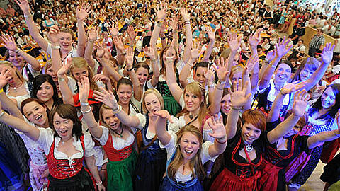 So sieht wohl der Himmel der (männlichen) Bayern aus: 1076 Frauen im Dirndl feiern auf dem Straubinger Gäubodenfest