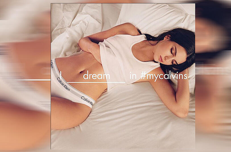 Heiß, heißer, Kendall Jenner. Hier räkelt sich die Schwester von Kim Kardashian in einem weißen Laken...