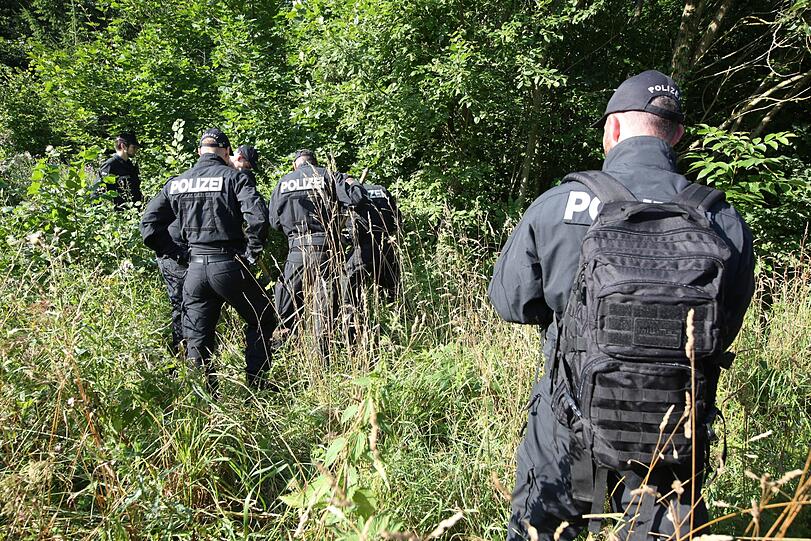 Rund 150 Einsatzkräfte durchsuchten am Freitagvormittag den Truderinger Wald bei Waldperlach.