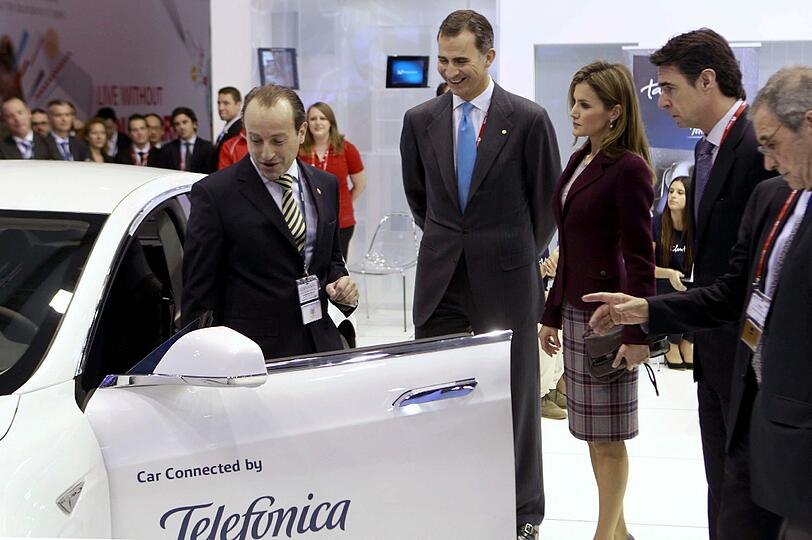 Spaniens Kronprinz Felipe und Prinzessin Letizia lassen sich beim Mobile World Congress in Barcelona ein Elektroauto zeigen.