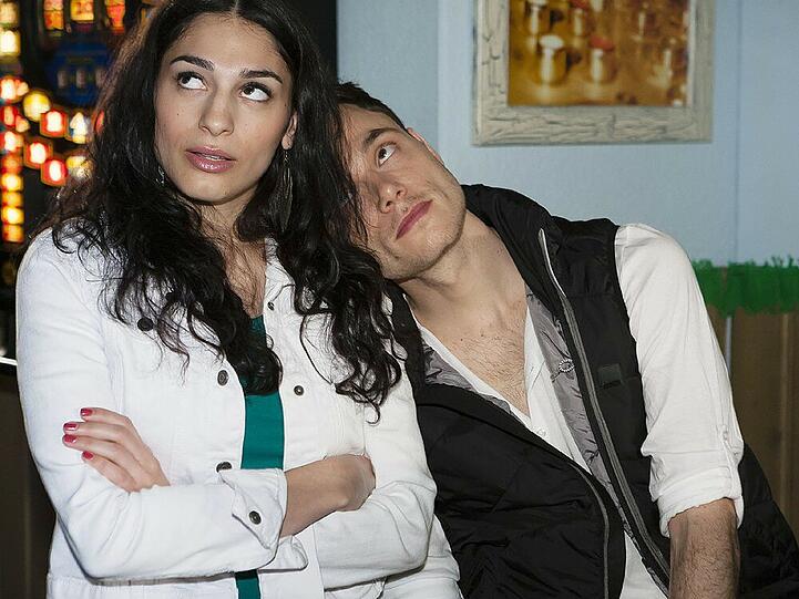 "Alles was zählt": Felix (Hannes Sell) überredet Raquel (Yara Hassan) zu einem Deal