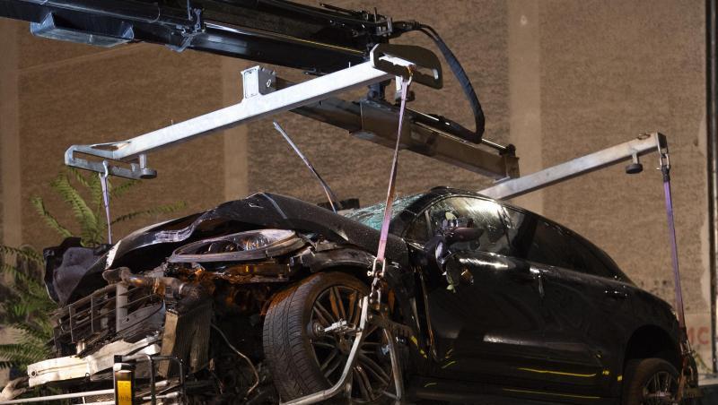 Der zerstörte SUV wird nach dem schweren Verkehrsunfall in Berlin-Mitte auf einen Abschleppwagen gehoben. Der zerstörte SUV wird nach dem schweren Verkehrsunfall in Berlin-Mitte auf einen Abschleppwagen gehoben.