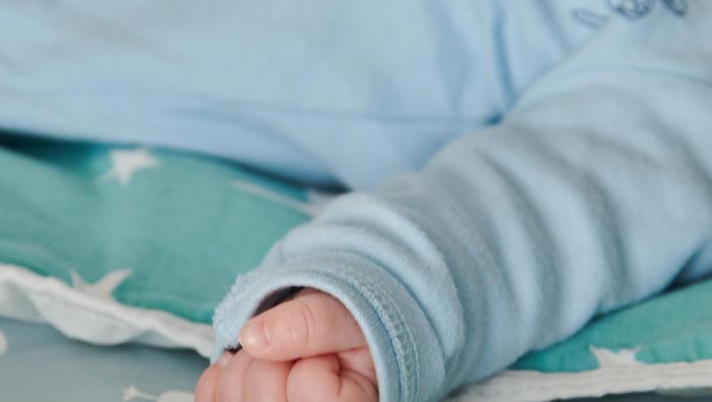 Die Hand eins Babys ist zu einer kleinen Faust geballt. Die Hand eins Babys ist zu einer kleinen Faust geballt.