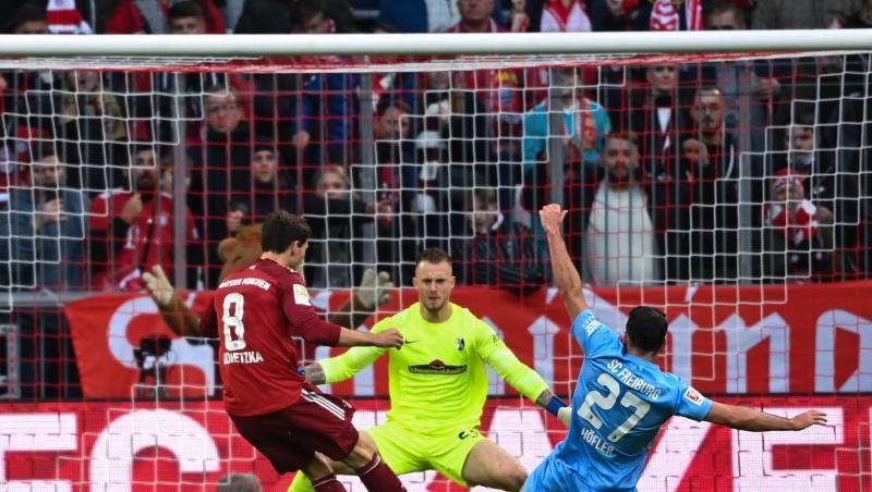 Leon Goretzka (l) brachte die Bayern gegen Freiburg in Führung.