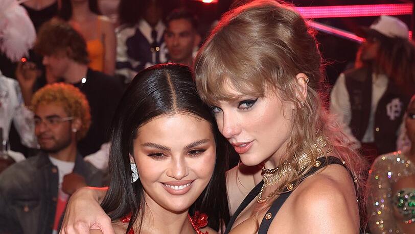 Selena Gomez (li.) und Taylor Swift sind beide verlobt.