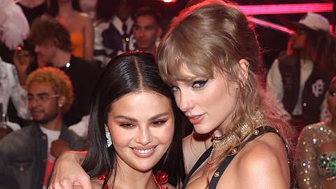 Selena Gomez (li.) und Taylor Swift sind beide verlobt.