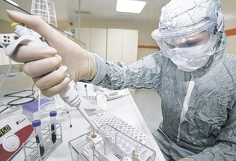 Eine Mitarbeiterin des Impfstoffwerks von Galxosmithkline in Dresden analysiert ein Proteinmuster bei der Impfstoffproduktion gegen das Schweinegrippevirus.Foto: ddp