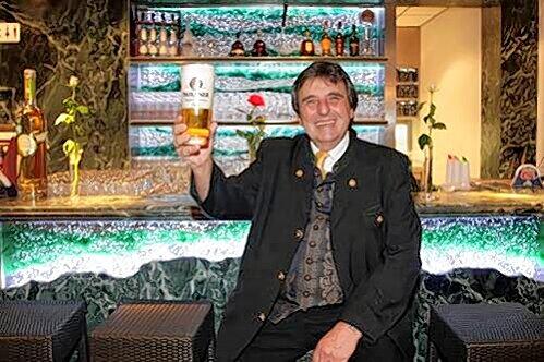Wirt Peter Pongratz in seiner neuen Cocktailbar, in der es morgens auch Frühstück gibt