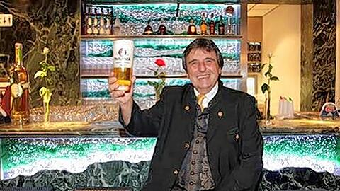 Wirt Peter Pongratz in seiner neuen Cocktailbar, in der es morgens auch Frühstück gibt