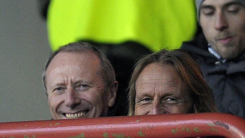 Der Adabei und der Neue: Svend Friderici (r.) auf der Ehrentribüne in Aue mit dem künftigen Löwen-Präsidenten Hep Monatzeder.
