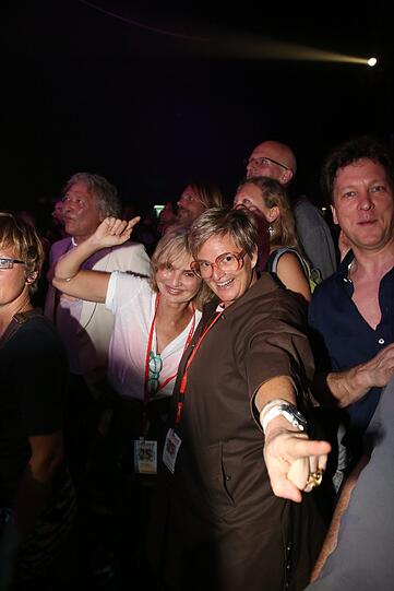 Auch Fürstin Gloria rockte im Publikum