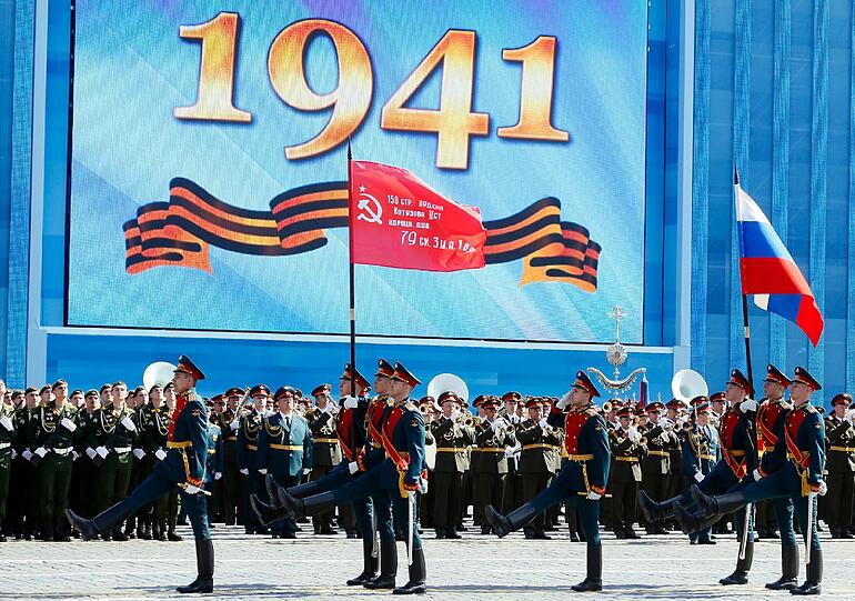 Zum 70. Jahrestag des Sieges der Sowjetunion über Hitlerdeutschland nahm Kremlchef Wladimir Putin die pompöse Waffenschau ab.