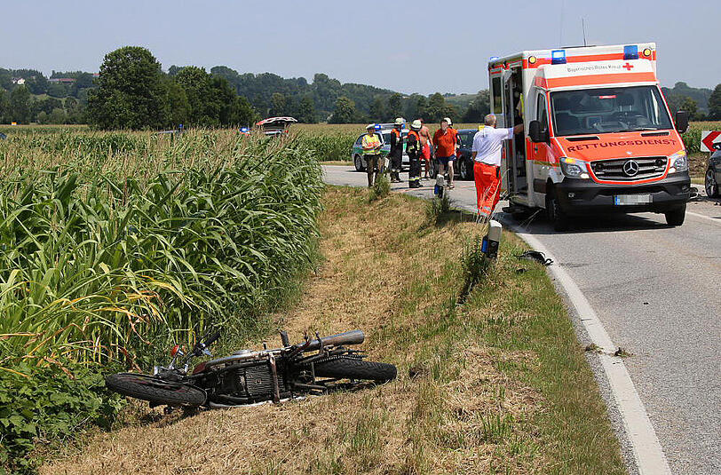 In der Nähe von Ampfing ist am Sonntag ein junger Motorradfahrer nach einem Sturz auf die Gegenfahrban gerutscht und wurde dort von einem PKW überfahren.