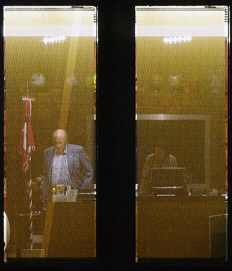 Joseph Blatter huscht nach der Befragung durch schweizer Ermittler in seinem Büro umher.