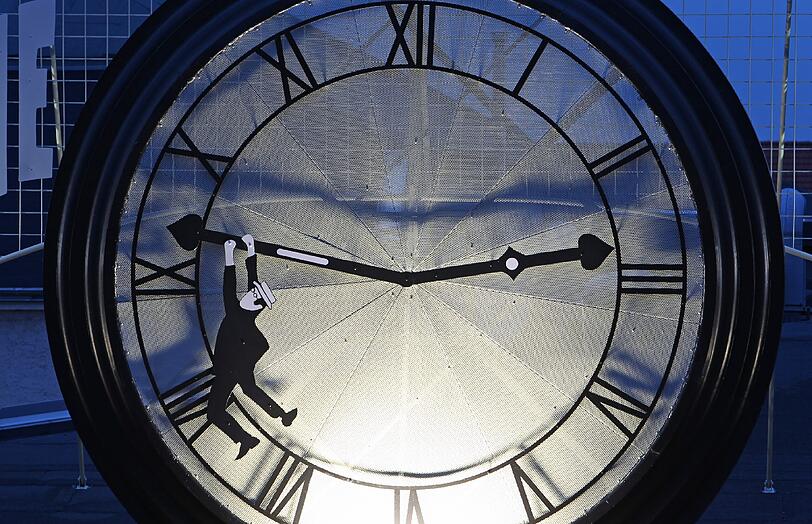 Wer hat an der Uhr gedreht? In der Nacht werden die Uhren um eine Stunde vorgestellt!