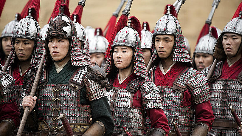 Alleine unter Männern: Mulan Hua (Liu Yifei, Mitte) in einem gefährlichen Versteckspiel.