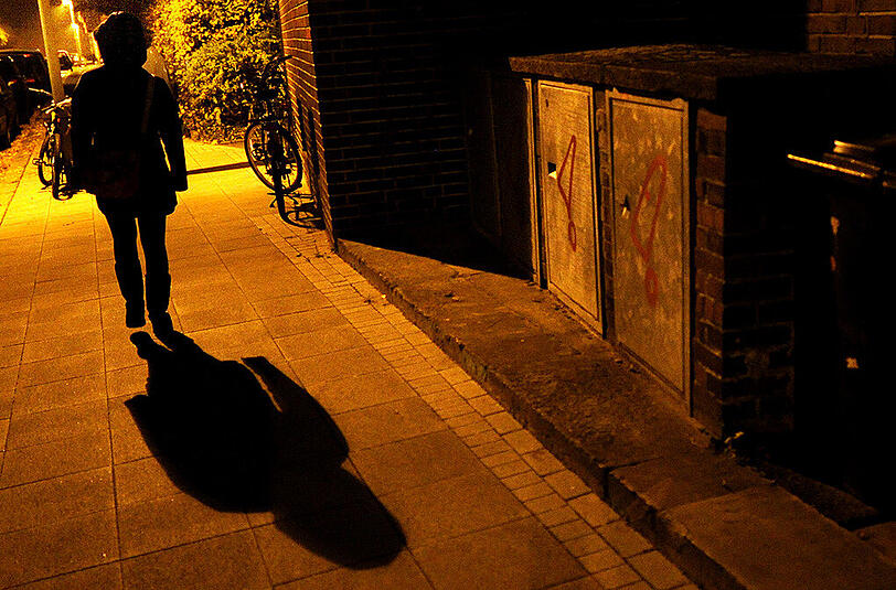 Sexueller Angriff auf offener Straße. Vor ihrer Haustür fiel der Sex-Täter über die 61-Jährige her. (Symbolbild)