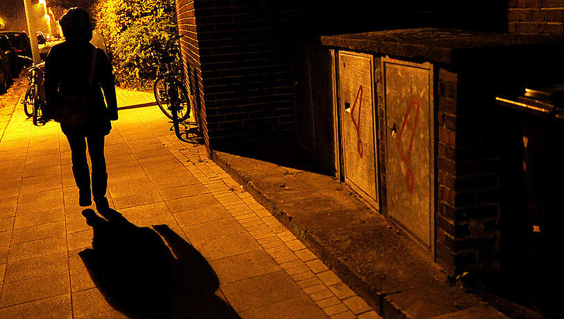 Sexueller Angriff auf offener Straße. Vor ihrer Haustür fiel der Sex-Täter über die 61-Jährige her. (Symbolbild) Sexueller Angriff auf offener Straße. Vor ihrer Haustür fiel der Sex-Täter über die 61-Jährige her. (Symbolbild)