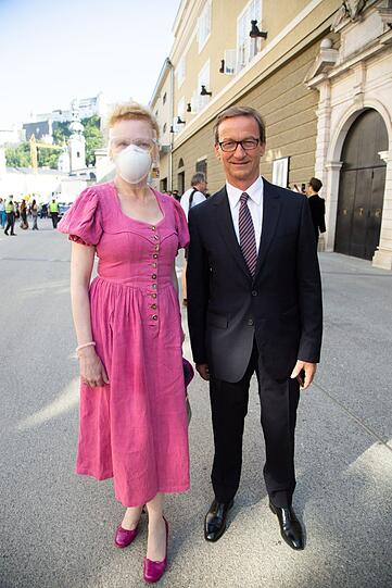 Sunnyi Melles (mit Maske und Visier), Galerist Thaddaeus Ropac.