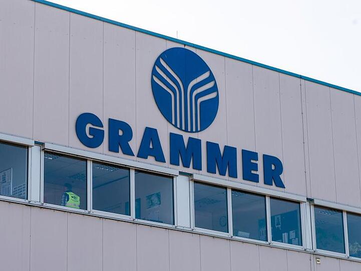 Das Logo von Grammer ist an einem Gebäude auf dem Werksgelände zu sehen. Foto: Armin Weigel/dpa/Archivbild