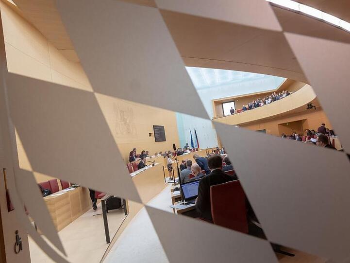 Ein Rautenmuster ziert die Glastür zum Plenarsaal des bayerischen Landtags. Foto: Peter Kneffel/Archiv