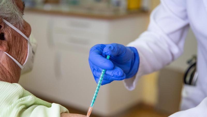 Eine Fachärztin für Allgemeinmedizin impft in ihrer Praxis eine Patientin gegen das Coronavirus. (Archivbild).