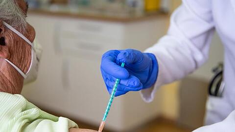 Eine Fachärztin für Allgemeinmedizin impft in ihrer Praxis eine Patientin gegen das Coronavirus. (Archivbild).
