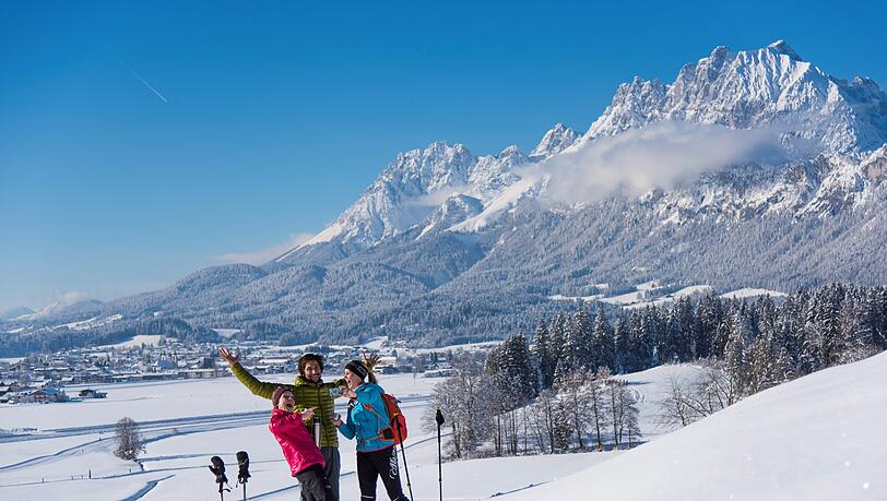 Die traumhafte Landschaft der Region St. Johann in Tirol, hier mit dem Wilden Kaiser im Hintergrund, lädt zum Skifahren, Natur genießen und Erholen ein. Die traumhafte Landschaft der Region St. Johann in Tirol, hier mit dem Wilden Kaiser im Hintergrund, lädt zum Skifahren, Natur genießen und Erholen ein.