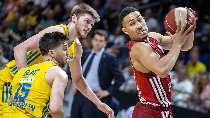 Albas Tamir Blatt (l-r) und Ben Lammers kämpfen gegen Jason George von Bayern München um den Ball.